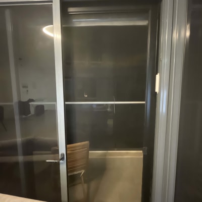 דלת הזזה מאלומיניום עם ידית מתכת