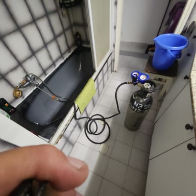 ציוד בדיקת נזילות באמבטיה עם בלון גז וכלים נוספים