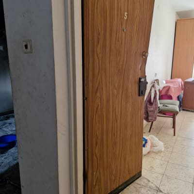 דלת עץ חומה עם מספר 5 וידית מתכת