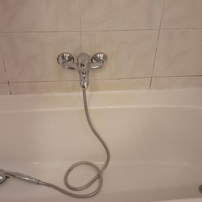 ברז אמבטיה עם צינור מקלחת מתכתי