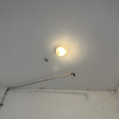 תאורה בתקרה עם צינור חשמל חשוף