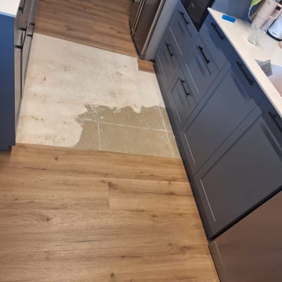 רצפת פרקט במטבח עם ארונות אפורים