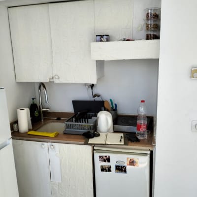 מטבח קטן עם כיור, קומקום וכלים על השיש