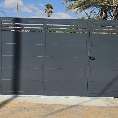 שער מתכת אפור עם עיצוב מודרני