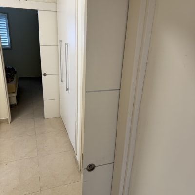 דלת פתוחה במסדרון עם רצפת אריחים