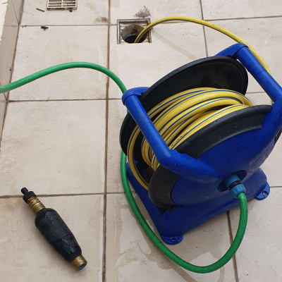 צינור מים וכלי עבודה על רצפה רטובה