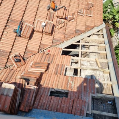 תיקון גג רעפים עם אריחים וכלים