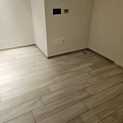 רצפה נקייה עם אריחים בהירים