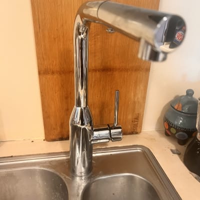 ברז נירוסטה מעל כיור מטבח כפול