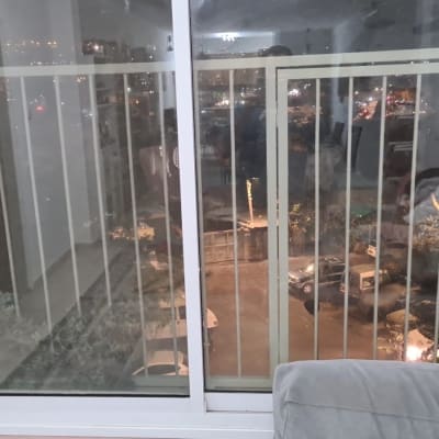 חלון זכוכית עם סורגים ומסגרת מתכת