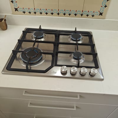 כיריים גז עם ארבעה מבערים וכפתורי שליטה