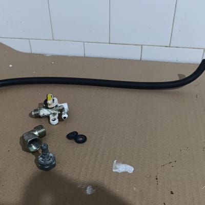 חלקי צנרת וגז על משטח קרטון