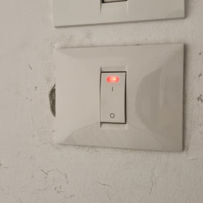 מתגי חשמל על קיר לבן