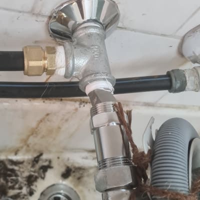 צינור מתכת מחובר לברז עם חוטים