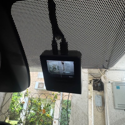 מצלמת רכב מותקנת על שמשת רכב