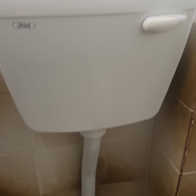 ניאגרה לבנה עם צינור פלסטיק מחובר