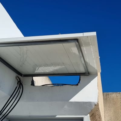 מסגרת מתכתית עם כבלים על קיר חיצוני