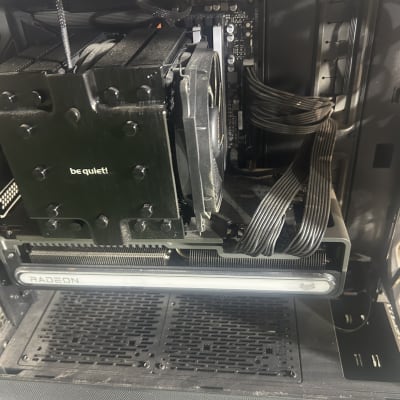 מחשב עם רכיבי חומרה פנימיים, כולל מאוורר וכרטיס גרפי.