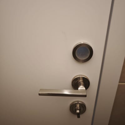 ידית ודלת עם מנעול כסוף