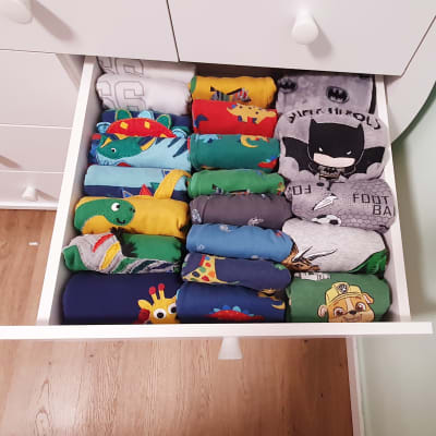 מגירת בגדים מסודרת עם חולצות צבעוניות מקופלות