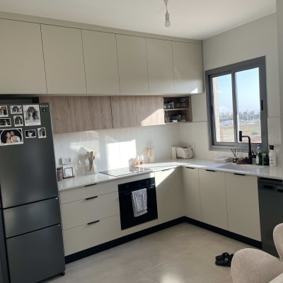 מטבח מודרני עם ארונות ועיצוב נקי