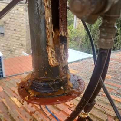 צינור חלוד עם חיבורים על גג