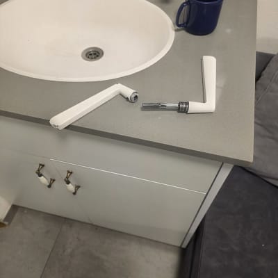 כיור עם ידיות שבורות על השיש