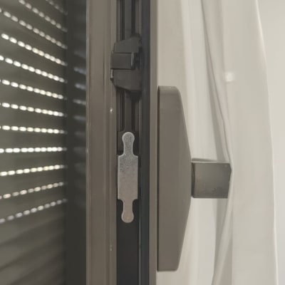 תקריב של מנגנון תריס וחלון