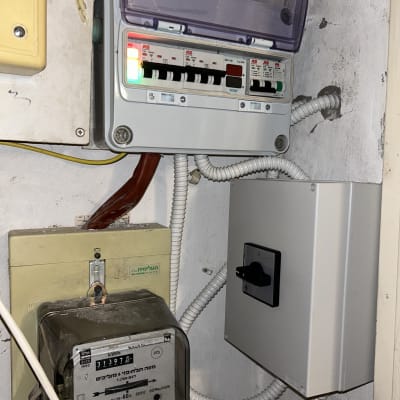 לוח חשמל עם מפסקים ותיבת נתיכים