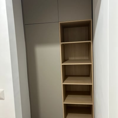 ארון קיר עם מדפים פתוחים בצד ימין