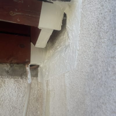 חיבור גג רעפים לקיר עם חומר איטום לבן