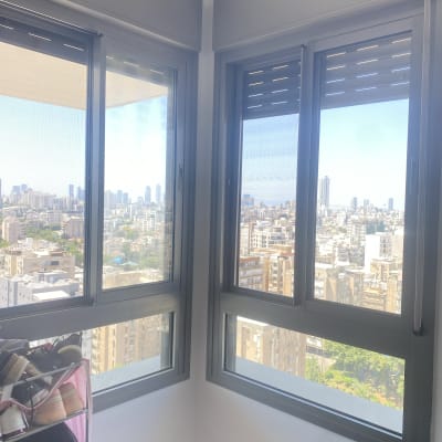 חלונות אלומיניום עם תריסים נגללים