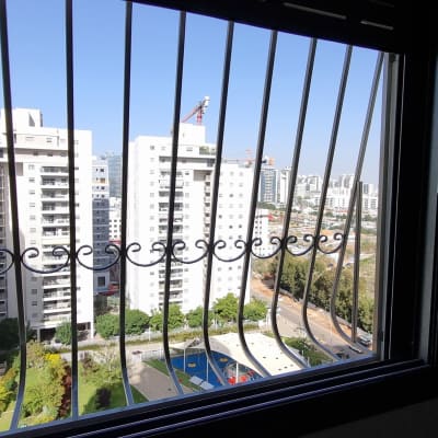 סורגי חלון עם עיטורים גיאומטריים