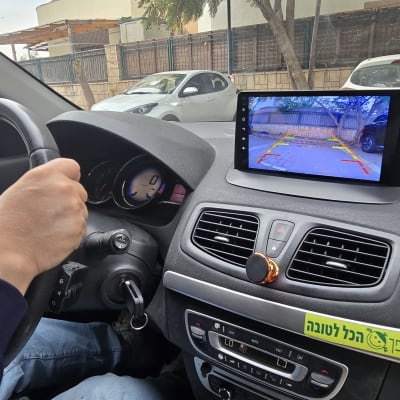 מערכת מולטימדיה ומצלמת רוורס מותקנות בדשבורד הרכב