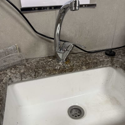 ברז וכיור במטבח, ללא אנשים או טקסטים.