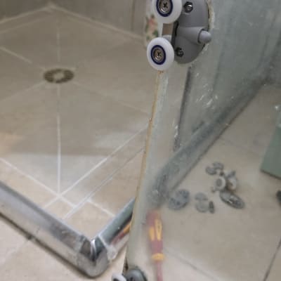 תיקון דלת מקלחון עם גלגלים וכלים