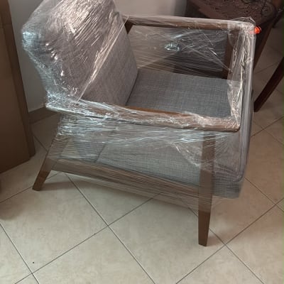 כיסא עטוף בניילון על רצפת אריחים