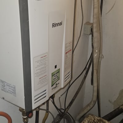 מחמם מים גז עם צינורות חיבורים