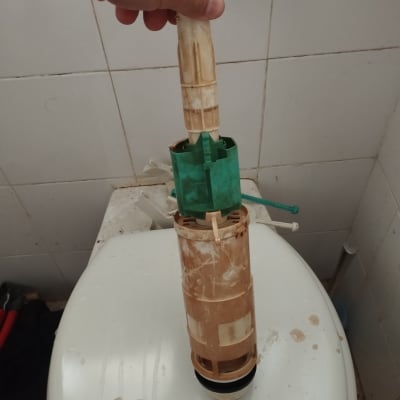תיקון אסלה עם חלקים פנימיים