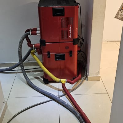 מכונה אדומה עם צינורות לייבוש רצפה