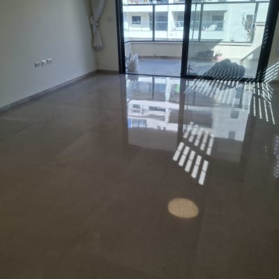 רצפה נקייה ומבריקה עם אור שמש נכנס דרך חלון