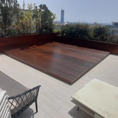 מרפסת עם דק עץ צבוע ומרוהטת