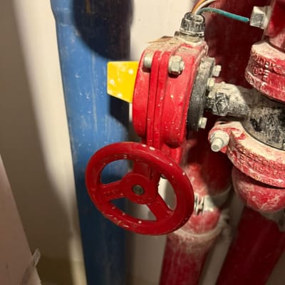 שסתום אדום ומד לחץ בצנרת כיבוי אש