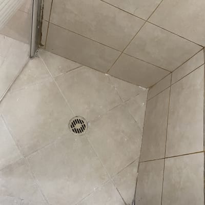 רצפת מקלחת עם רובה פגומה וניקוז