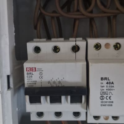 לוח חשמל עם חוטים ומפסקים חשמליים