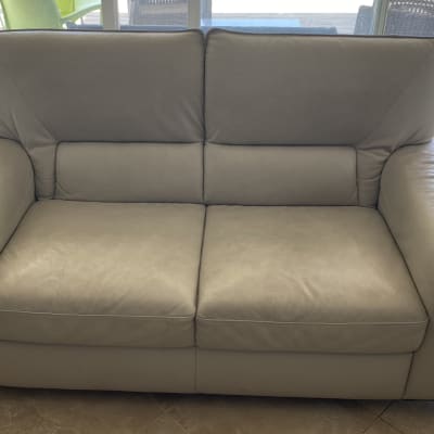 ספה אפורה נקייה עם ריפוד עור