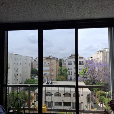 חלון זכוכית גדול עם נוף עירוני