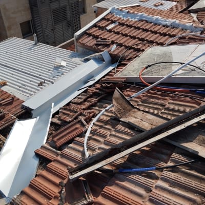 גג רעפים עם לוחות מתכת וצינורות