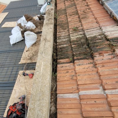 גג רעפים עם לכלוך וכלים לניקוי