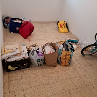 שקיות וארגזים עם ניירות בחדר ריק